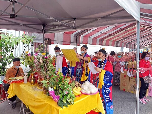 忠誠里師父誦經。圖／取自「陳玉蘭」臉書

