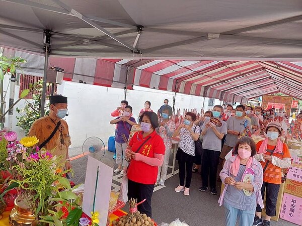 忠誠里中元普渡。圖／取自「陳玉蘭」臉書

