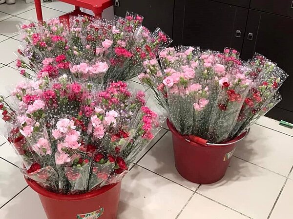 忠誠里發送康乃馨。圖／取自「陳玉蘭」臉書