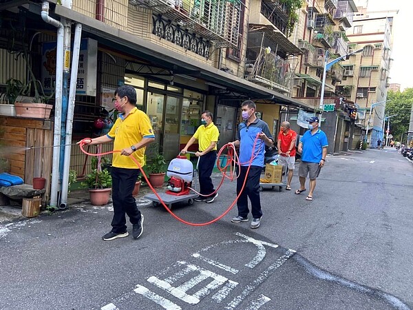 進行預防性消毒。圖／取自「王保利」粉絲專頁

