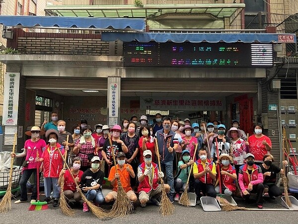 保利里長與里民間關係密切。圖／取自「王保利」粉絲專頁

