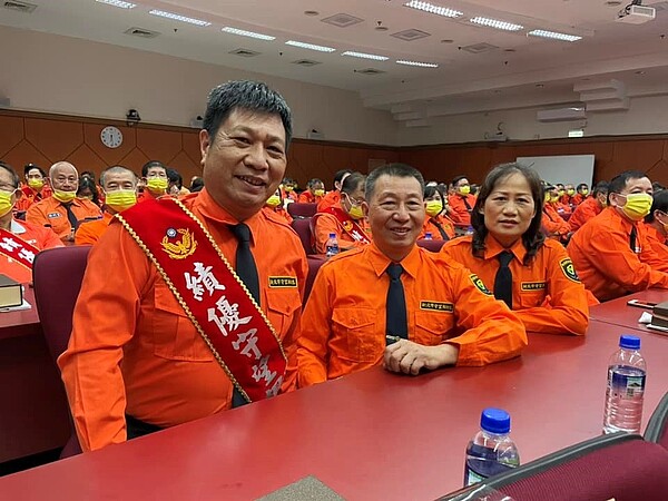 榮獲績優守望相助隊。圖／取自「王保利」粉絲專頁

