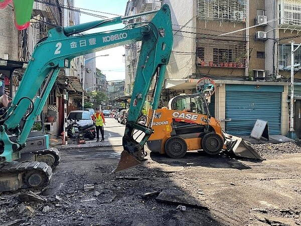 監督柏油鋪設作業。圖／取自「王保利」粉絲專頁

