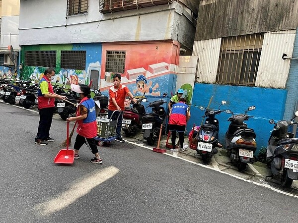 社區清掃作業。圖／取自「王保利」粉絲專頁

