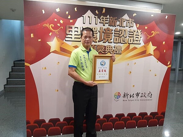 愛在龍翠,重溫披上婚紗活動。圖/取自「張振發」臉書