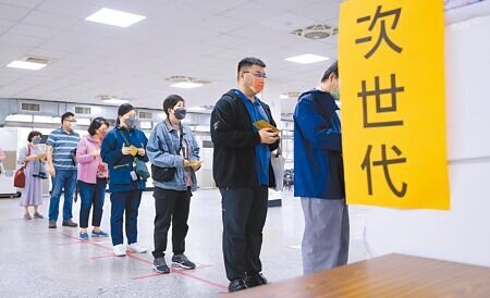 圖為民眾到接種站施打疫苗。(本報資料照片)