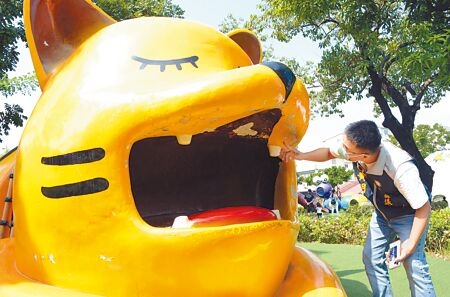 屏東市特色公園遊具塗漆斑駁，忘情遊戲的孩子一不小心恐容易受傷。（林和生攝）