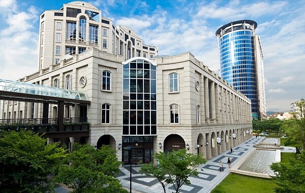 搶攻國內高端餐飲市場商機並「箭指米其林」，BELLAVITA攜手法國中生代名廚尚馮索．皮耶（Jean-Francois Piege），斥資上億元開設「CLOVER BELLAVITA」餐廳，自11月開始營運。圖／翻攝自Google maps