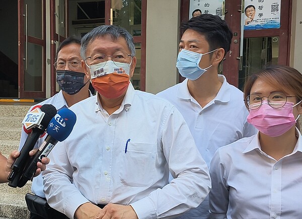 台北市長柯文哲（左二）28日在高科大，針對大巨蛋案回應「拆不掉就把它蓋到可以用」。記者蔡容喬／攝影
