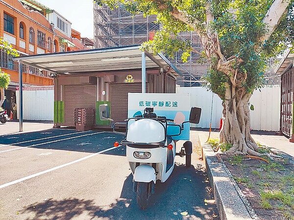 桃園市大溪低碳寧靜轉運站與物流業者合作,在站內卸貨並由綠能運具配送到老城區商家,但卻引來民眾與遊客抱怨,部分停車空間因此消失,對生活與觀光造成不便。(陳治文提供)