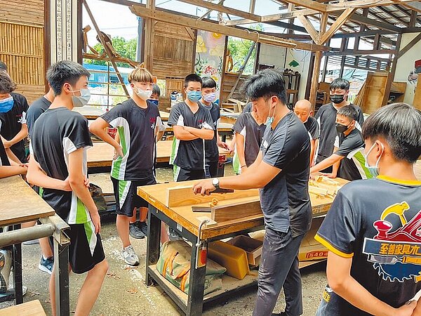 桃園市至善高中成立家具木工科,盼協助大溪的木藝老師傅傳承,成為北部唯一有木工科的高中職。圖/桃園市教育局提供