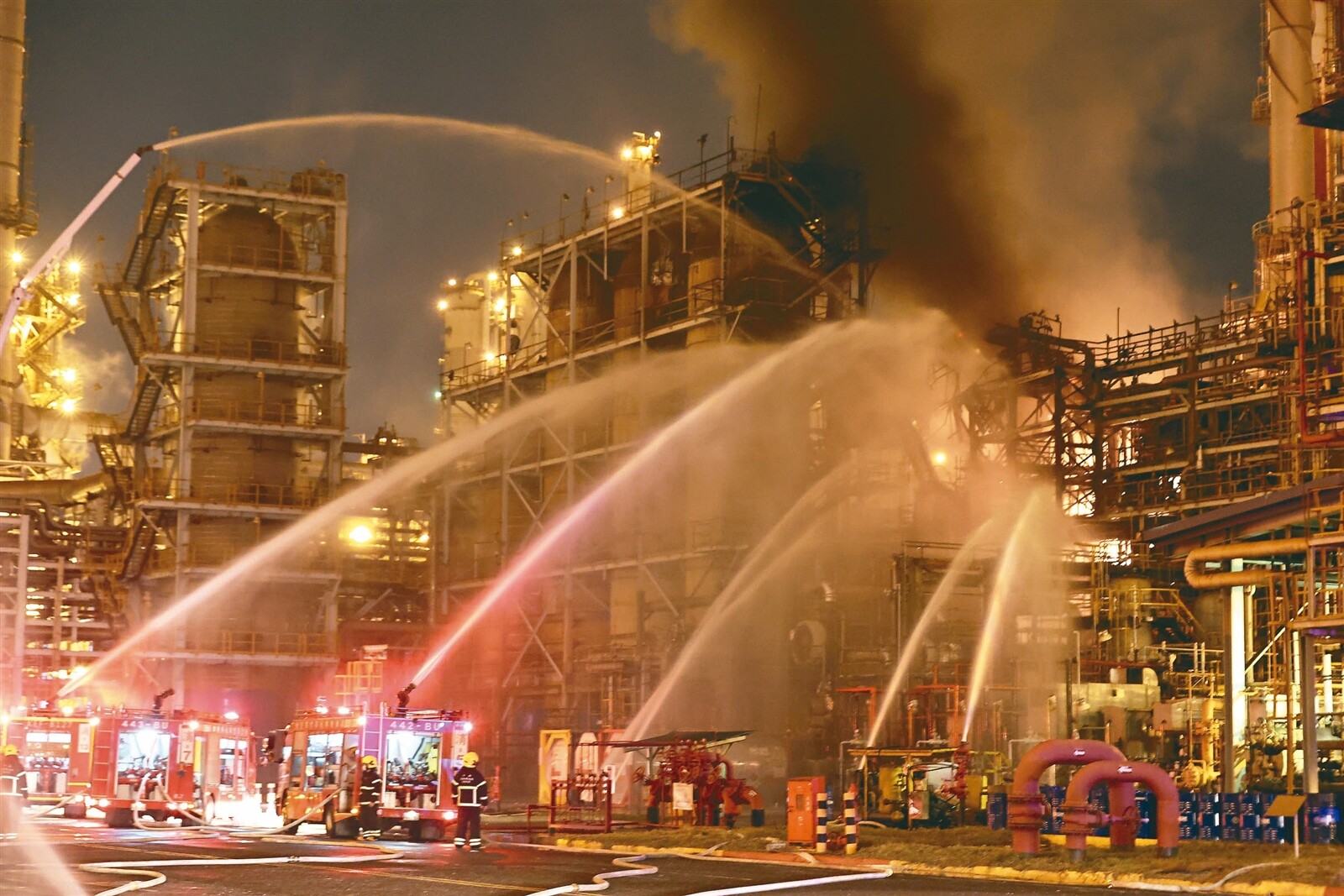 高雄小港區中油大林煉油廠發生工廠爆炸火警，火光照亮天夜空，隔著幾條街都能清楚聽見爆炸巨響，相當駭人。記者劉學聖／攝影 