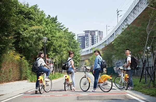 台中鐵路高架化後，中市府在橋下空間打造綠空廊道，不過北屯往潭子路廊中斷，得往東向或西向繞道。圖／台中市新聞局提供