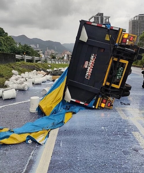 高公局表示，國道大型載重車之事故中，今年度A1死亡事故之肇事率為0.006(件/百萬延車公里)，為小客車肇事率0.0016(件/百萬延車公里)之3.75倍，大貨車事故示意圖。圖／高公局提供