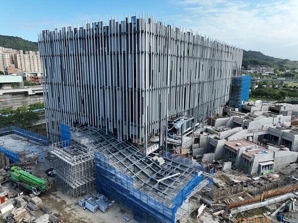 台灣設計展即將於明年10月在新北市美術館舉辦,美術館是否能如期完工交接已是燃眉之急。圖/新北市文化局提供