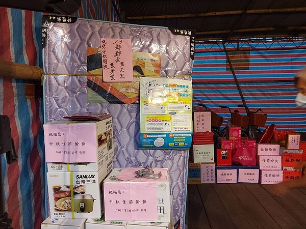 元宵節活動的摸彩獎品豐富。圖／取自台北市鄰里服務網
