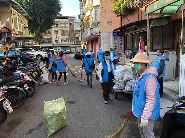 福志里志工們辛勤的清掃街道。圖／邱邱田里長提供
