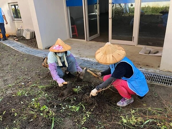 福志里志工們修剪雜草。圖／邱邱田里長提供
