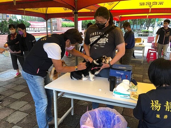 福志里民眾帶家中狗狗施打狂犬病疫苗。圖／取自「士林樂生活 X 有你有我」臉書
