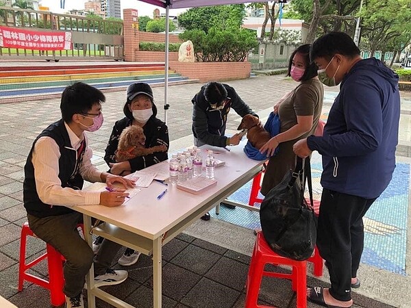福志里民眾帶狗狗進行健康檢查。圖／取自「士林樂生活 X 有你有我」臉書
