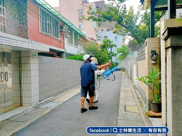 福志里進行預防性環境消毒。圖／邱邱田里長提供
