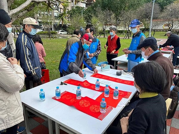 書法大師在現場為民眾寫春聯。圖／邱邱田里長提供
