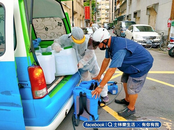 邱邱田里長親力親為進行消毒措施。圖／邱邱田里長提供       
