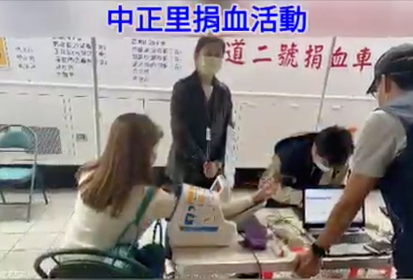 捐血前檢查民眾的血壓。圖／洪樸陽蔡錦文里長提供
