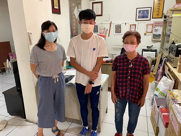 由右至左依序為吳美貞里長、記者蔡博俊、及里長助手王小姐。圖／蔡博俊攝
