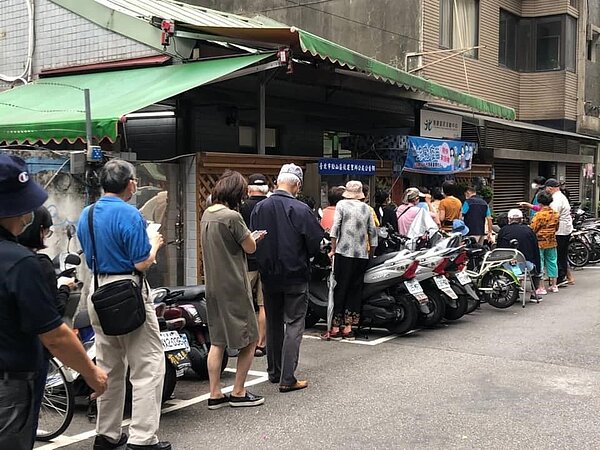 銀髮族排隊接種流感疫苗。圖／取自「松山樂生活X 有你有我」臉書
