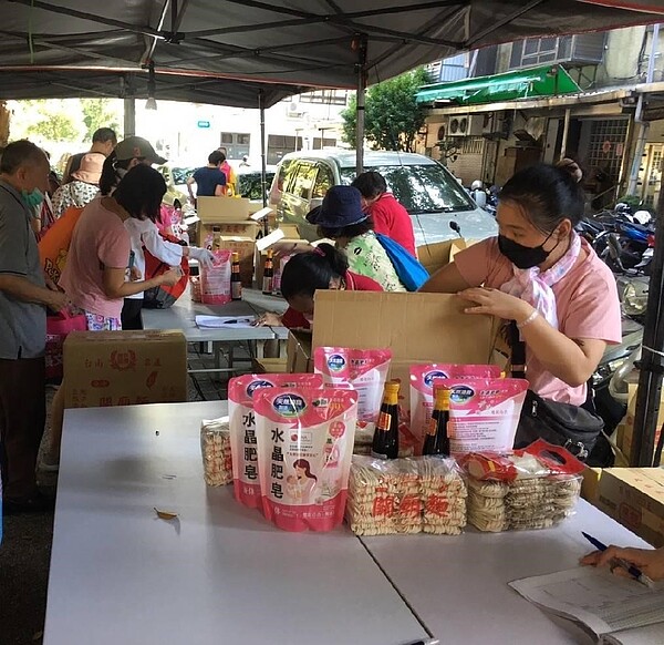 重陽節發放物資活動。圖／王敏茹 小姐提供       
