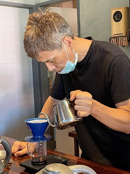 專心沖泡咖啡的咖啡廳老闆。圖／蔡博俊攝
