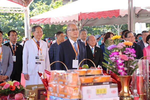 因應中部地區民眾的醫療需求，台中榮民總醫院積極籌建第三醫療大樓，今（29）日舉辦40週年院慶暨第三醫療大樓開工大典。圖／台中市府提供