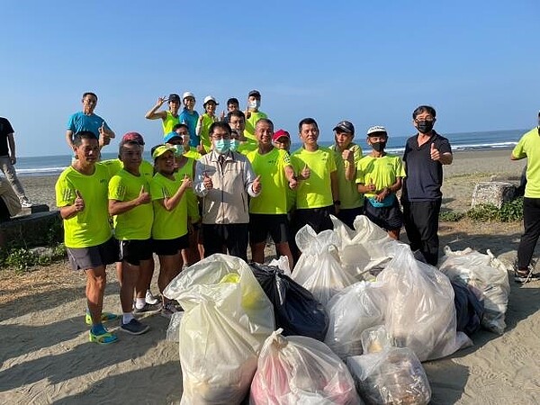 漁光島淨灘活動。圖/台南市政府提供