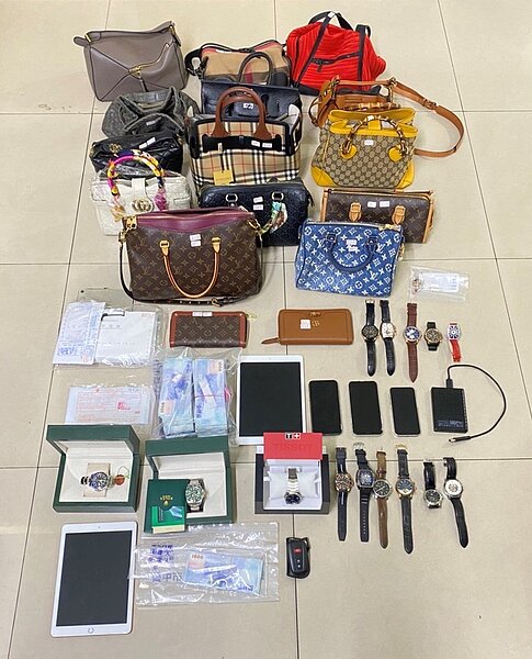 警方到吳男豪宅中查扣百萬現金、勞力士及名牌包。記者曾健祐/翻攝