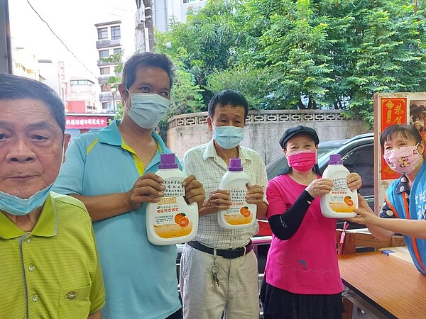 社子里發放清潔液給里民。圖／取自台北市鄰里服務網
