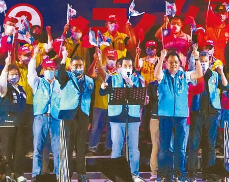 前總統馬英九（中）29日晚間到新竹市為國民黨新竹市長候選人林耕仁站台拉抬聲勢。（陳育賢攝）