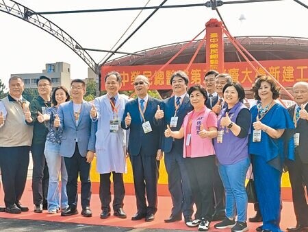 台中榮民總醫院29日上午舉行40周年院慶暨第三醫療大樓開工大典，總統府祕書長李大維代表蔡英文總統到場祝賀，盼未來第三醫療大樓的落成可以帶給民眾更高品質的照顧。（潘虹恩攝）