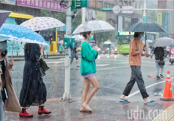今天白天東北季風影響,迎風面水氣多,東北部地區有短暫陣雨,並有局部大雨或豪雨發生的機率,桃園以北及花東地區有局部短暫陣雨,大台北山區及花蓮地區有局部大雨發生機率。圖/聯合報系資料照