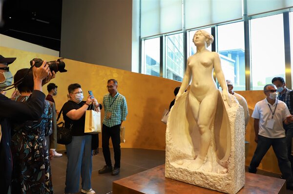 台灣雕塑家黃土水1921年創作的大理石雕像「甘露水」，昨天正式在國立台灣美術館常設展亮相。圖／國美館提供