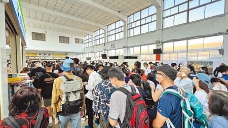 台鐵台南市善化段昨天中午發生電車線掉落的電力設備異常事件，影響新營站至台南站列車的雙向通行，位在北台南的新營車站擠滿苦等接駁的民眾。（張毓翎攝）