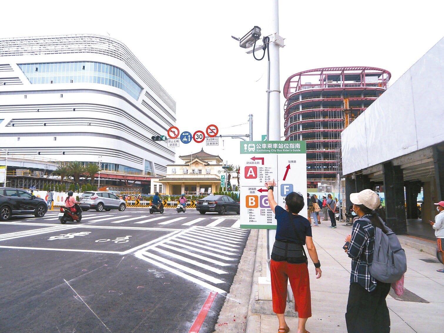 高雄火車站站東路通車，公車路線與停靠站點變動，高市交通局雖在路口貼告示，但不少公車族仍四處找站牌，直言非常不習慣。記者徐白櫻／攝影 