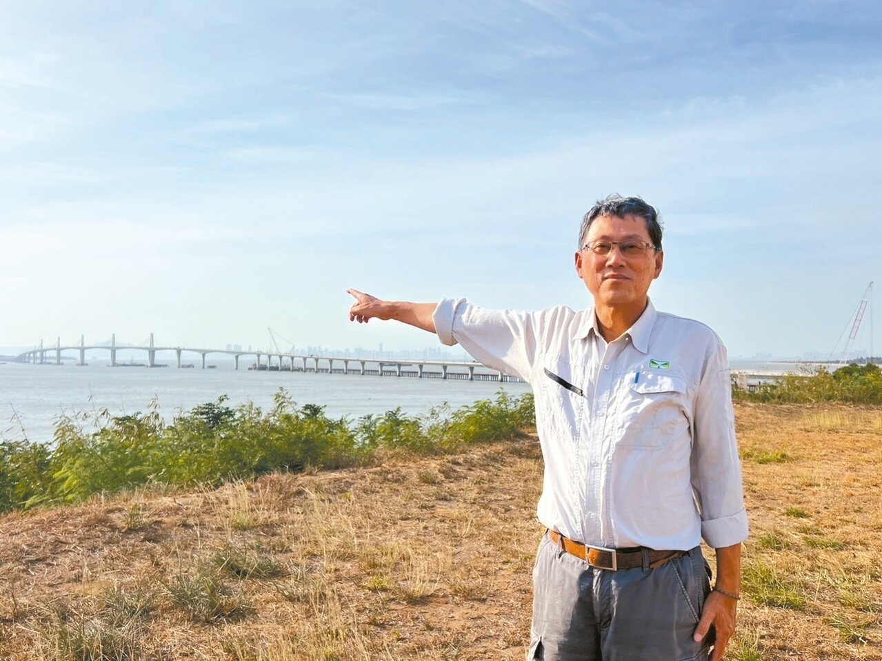 張震宇指著即將完工的金門大橋,想著多年的使命,即將完成,相當感動。記者蔡家蓁/攝影