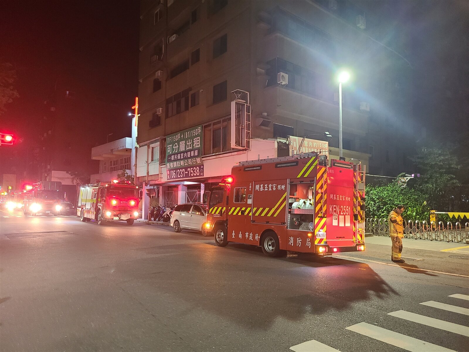 台南市東區大學路12巷內公寓地下室變電箱電線走火,冒出大量白煙,消防隊人車搶救滅火。記者黄宣翰/攝影