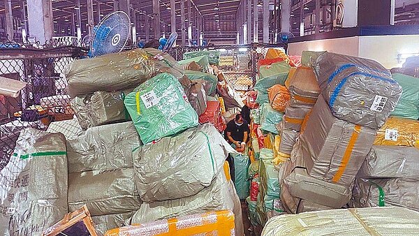 雙11即將來臨，為了解決報關行亂象，海關上緊4道發條，包含延長被廢照負責人可回任期限、補委任書期限及離職員工管理，皆趨於嚴格，預計明年初上路。圖為海關查驗人力有限，進口倉庫堆滿待驗的貨物。圖／業者提供