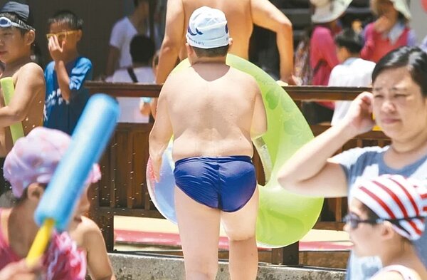 嗜吃油炸物或愛吃富有荷爾蒙的雞睪丸等食物容易造成性早熟,飲食應以原型食物為主。圖/聯合報