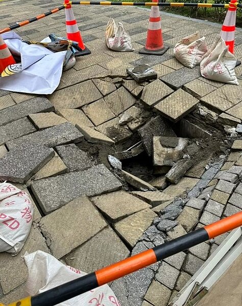 桃園藝文園區地磚被重車壓出一個凹洞。圖/詹江村臉書