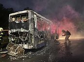 恐怖！汐止驚傳公車行駛中起火　全面燃燒
