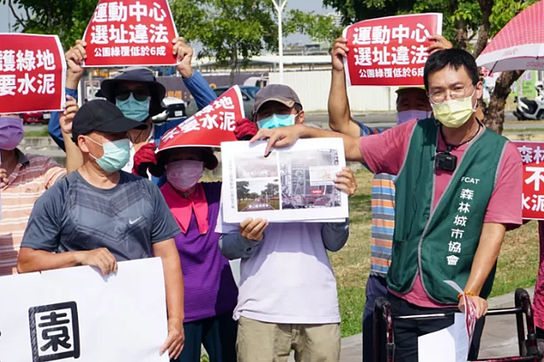 森林城市協會昨早集結護樹團體抗議,指小港運動中心規畫蓋在森林公園上,選址不當。記者王昭月/翻攝