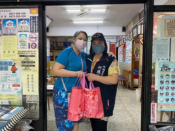 何應賢（右一）為民喉舌，爭取里民權益。圖／明湖里辦公處粉專提供